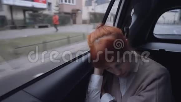 睡在骑车里的年轻女商人视频的预览图