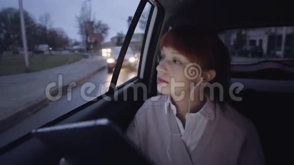 在交通堵塞期间透过窗户看的女人视频的预览图
