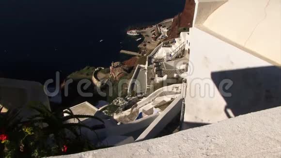 希腊圣托里尼岛从陆地到海洋视频的预览图