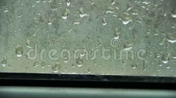 窗玻璃上的雨滴时间流逝视频的预览图
