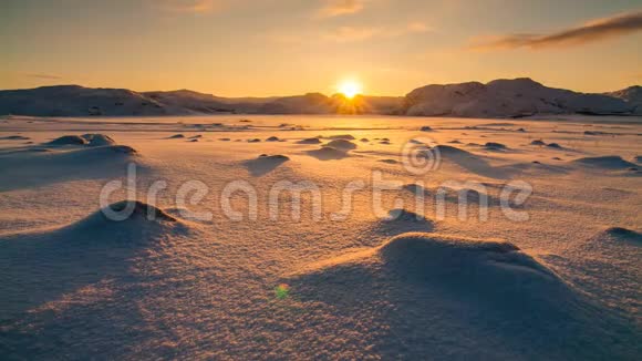 日落时分冰雪覆盖的北极苔原视频的预览图