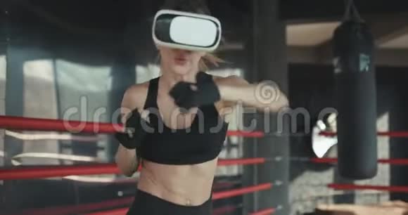 吸引人的女子拳击VR360耳机训练踢虚拟现实视频的预览图
