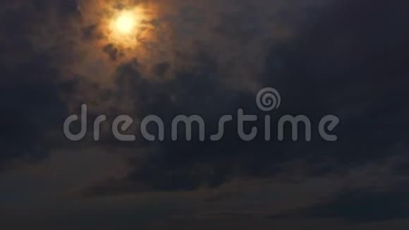 美丽的夜空飞翔的云和月亮专业的时间流逝没有闪烁视频的预览图