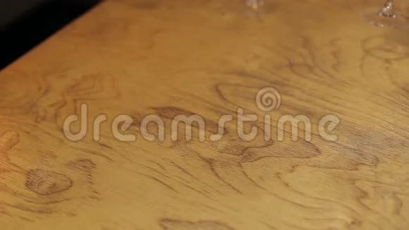 木桌上一盘奶酪的特写视频的预览图