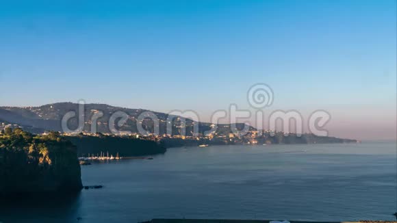 索伦托海岸的景色梅塔海滩旅行概念文本空间时间流逝时间流逝海湾日出船只和船只离开视频的预览图