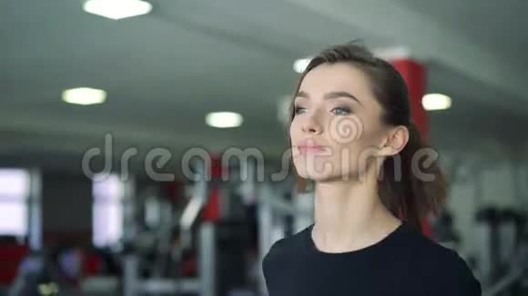 一个女孩在跑步机上的特写4k视频的预览图