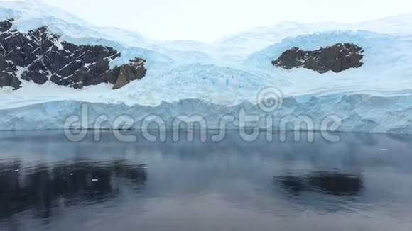 厚厚的一层雪覆盖了岩石山安德列夫视频的预览图
