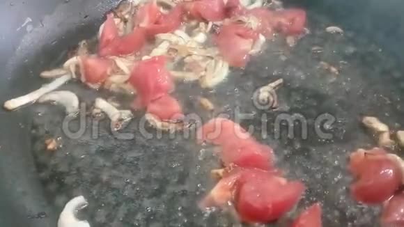 将切好的洋葱用不粘刮刀在炒锅上煮成的食用油视频的预览图
