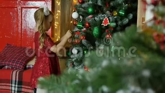 小女孩挂在圣诞树玩具上视频的预览图