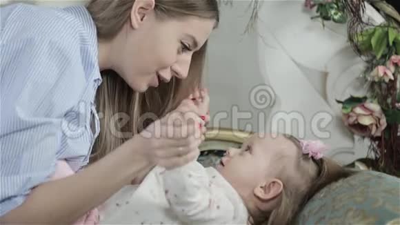 妈妈吻婴儿视频的预览图