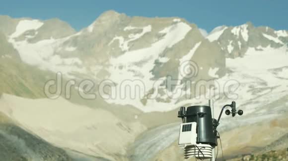雪山气象站现代气象设备视频的预览图