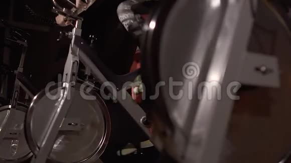 健身室使用的健身自行车的特写镜头视频的预览图