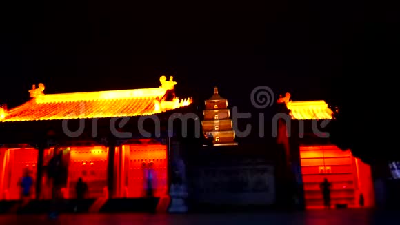 中国西安大雁塔五彩缤纷的夜景视频的预览图