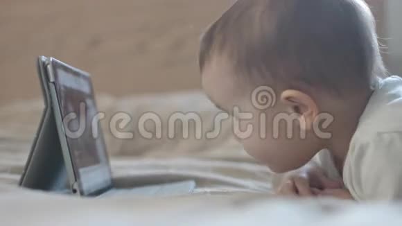 小孩子在平板电脑上看动画片视频的预览图