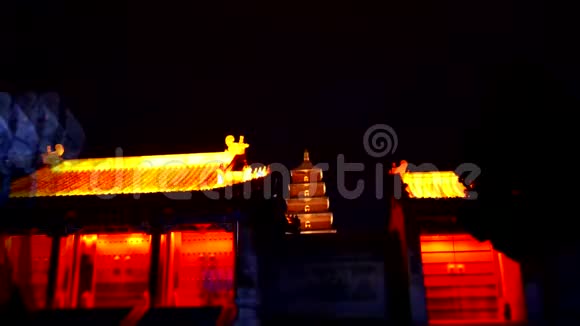 中国西安大雁塔五彩缤纷的夜景视频的预览图