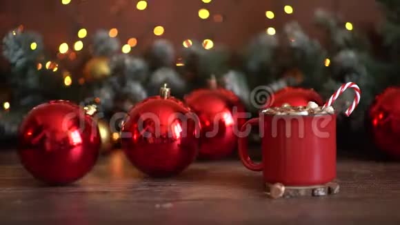 圣诞作文礼物圣诞金饰柏树枝白底松果平铺俯视图视频的预览图