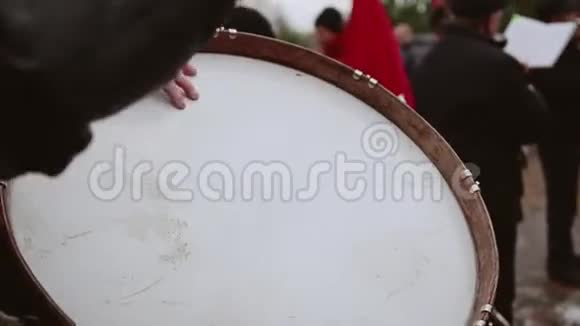 管弦乐队中的鼓手在低音鼓上演奏这一部分视频的预览图