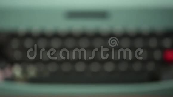 在老式打字机上输入成功字视频的预览图