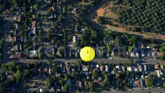 热气球的鸟瞰图视频的预览图