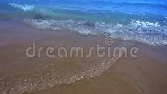波波滚滚到海滩上小波浪缓慢移动到达海滨视频的预览图