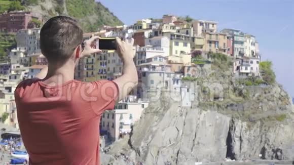 年轻人在意大利利古里亚的CinqueTerre的老村庄拍了一张美丽的风景照片欧洲意大利度假视频的预览图