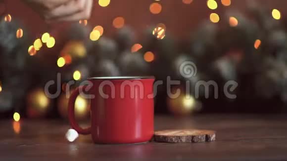圣诞作文礼物圣诞金饰柏树枝白底松果平铺俯视图视频的预览图