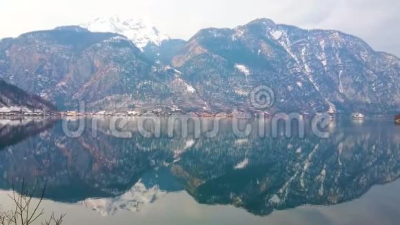 奥地利哈尔斯塔特湖阿尔卑斯山的倒影视频的预览图