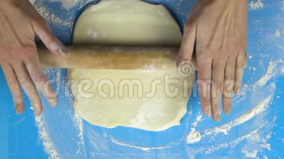 慢镜头面包师用擀面杖揉面团顶部视图视频的预览图