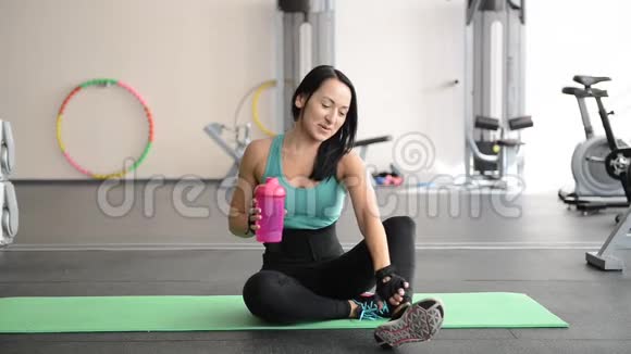 运动女孩在锻炼后喝水视频的预览图