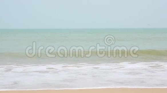 波浪溅入海滩视频的预览图