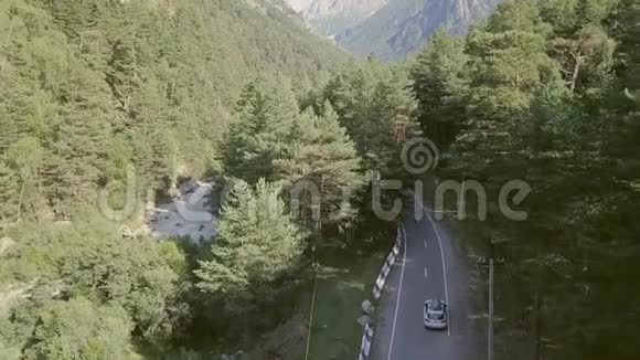 汽车沿着公路在森林和山脉之间行驶汽车旅行家庭度假视频的预览图
