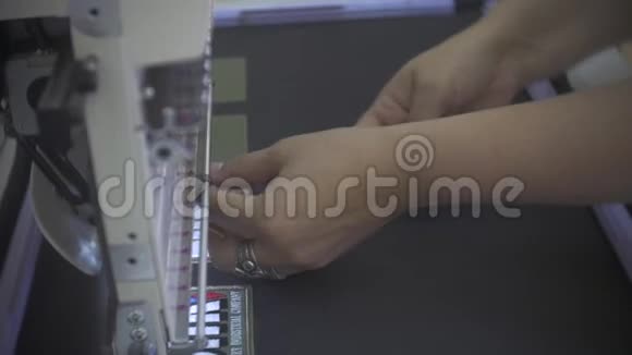 在工厂里从事电脑刺绣的女工程师视频的预览图