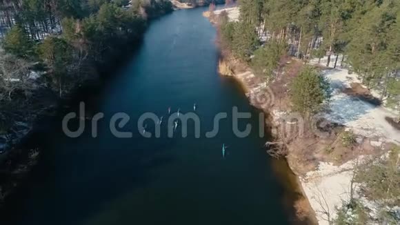 4k空中镜头春天在河上跟着一群皮划艇视频的预览图