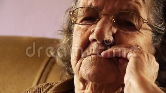 老年妇女面部皱纹皮肤贴紧2视频的预览图