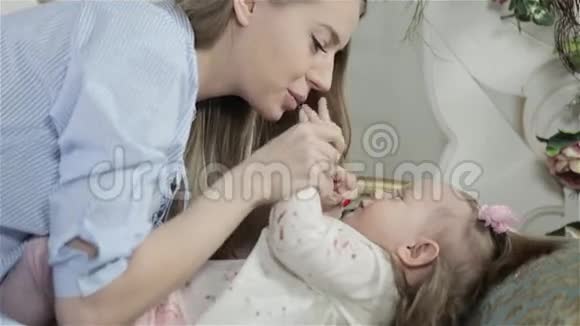 妈妈吻婴儿视频的预览图