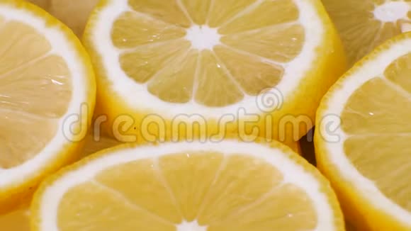 许多柠檬片在转盘上许多新鲜柠檬在桌子上柑橘顶景视频的预览图