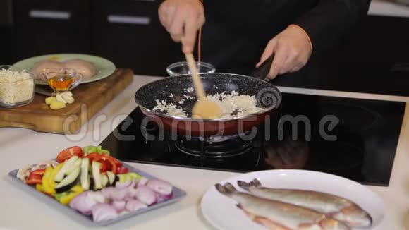厨师准备米饭视频的预览图
