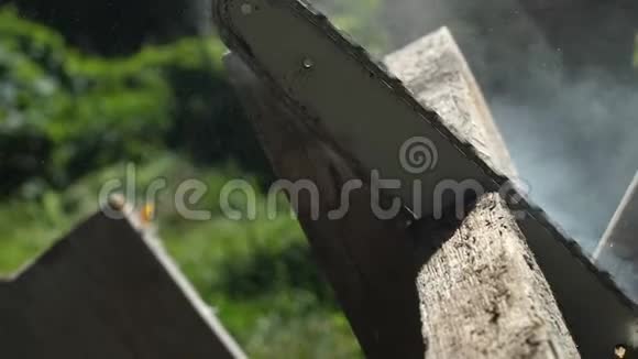 锯木板用电锯侧视锯过程木屑在不同的方向不同视频的预览图