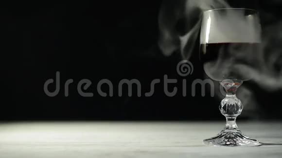 一杯酒和烟视频的预览图