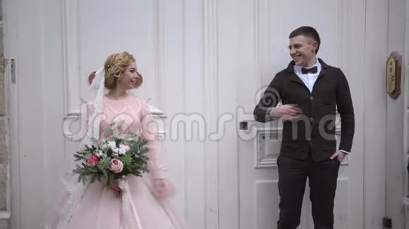 巴黎法国2016年12月来自乌克兰的美丽婚礼新娘一对漂亮的新婚夫妇漫步在巴黎慢慢视频的预览图