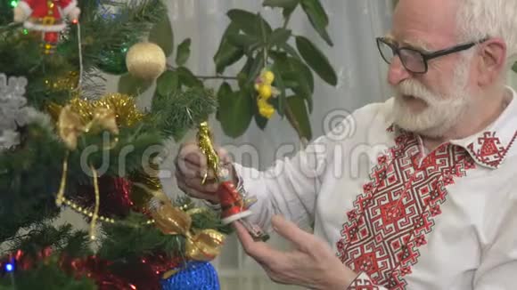 有魅力的老人拿着圣诞树玩具视频的预览图