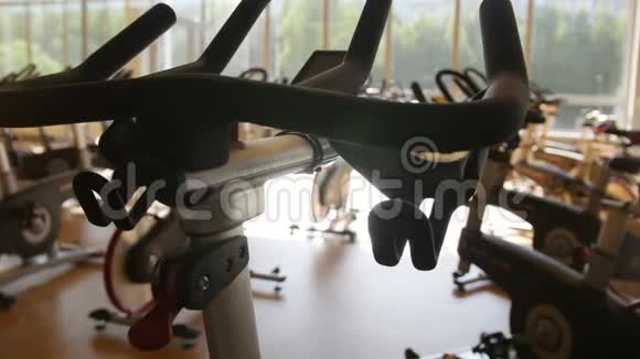健身房内的自行车模拟器现代健身俱乐部内部滑杆射击视频的预览图