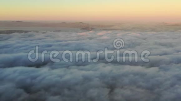 旧金山湾区上空雾流的鸟瞰图视频的预览图
