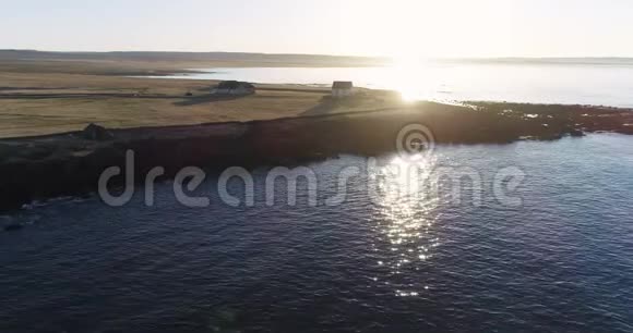 4K无人机在冰岛东北部日落时飞越冰岛海岸视频的预览图