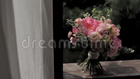 窗户上有婚礼花束视频的预览图