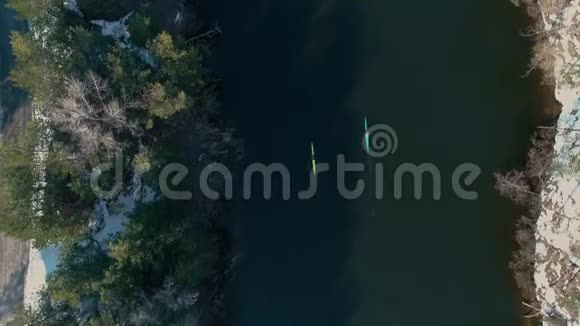 4k空中镜头春天河上的顶级情侣皮划艇视频的预览图
