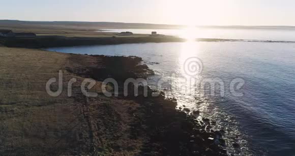 4K无人驾驶飞机在冰岛东北部日落时飞越冰岛海岸视频的预览图