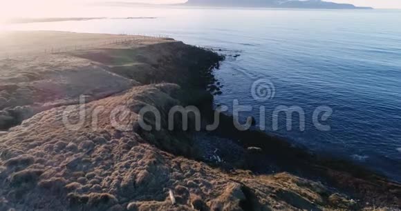 4K无人驾驶飞机在冰岛东北部日落时飞越冰岛海岸视频的预览图