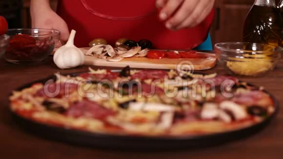 做比萨饼的阶段穿上切片的番茄酱视频的预览图