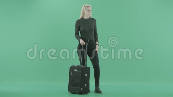 一位女士站着行李等待着视频的预览图